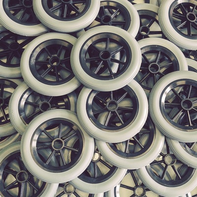 Литая шина из полиуретана. Колеса для инвалидных кресел