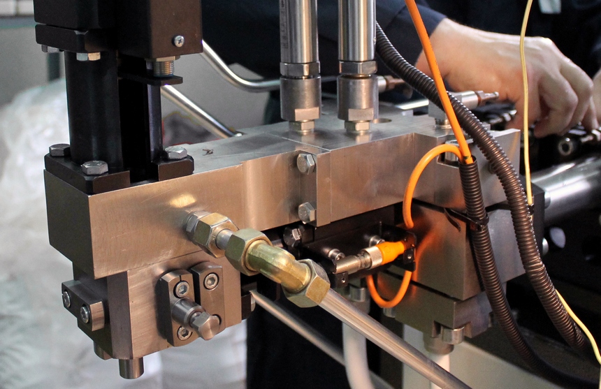 Смесительная головка с L-образной камерой смешивания